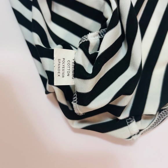 Bodycon Crossback Stripped Dress - Picture 4 of 5